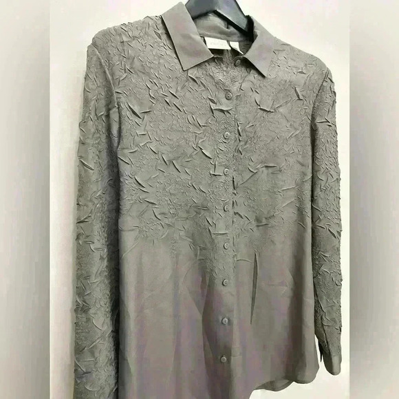 Chico's Women's Button Down Shirt Gray Crinkle Long Sleeve Career Office Size 1 - Picture 5 of 6
